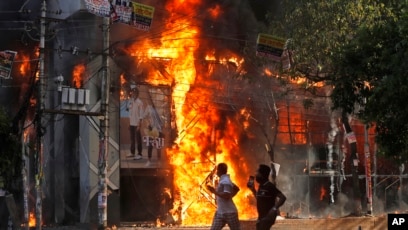 Së paku 50 të vdekur në protestat antiqeveritare në Bangladesh