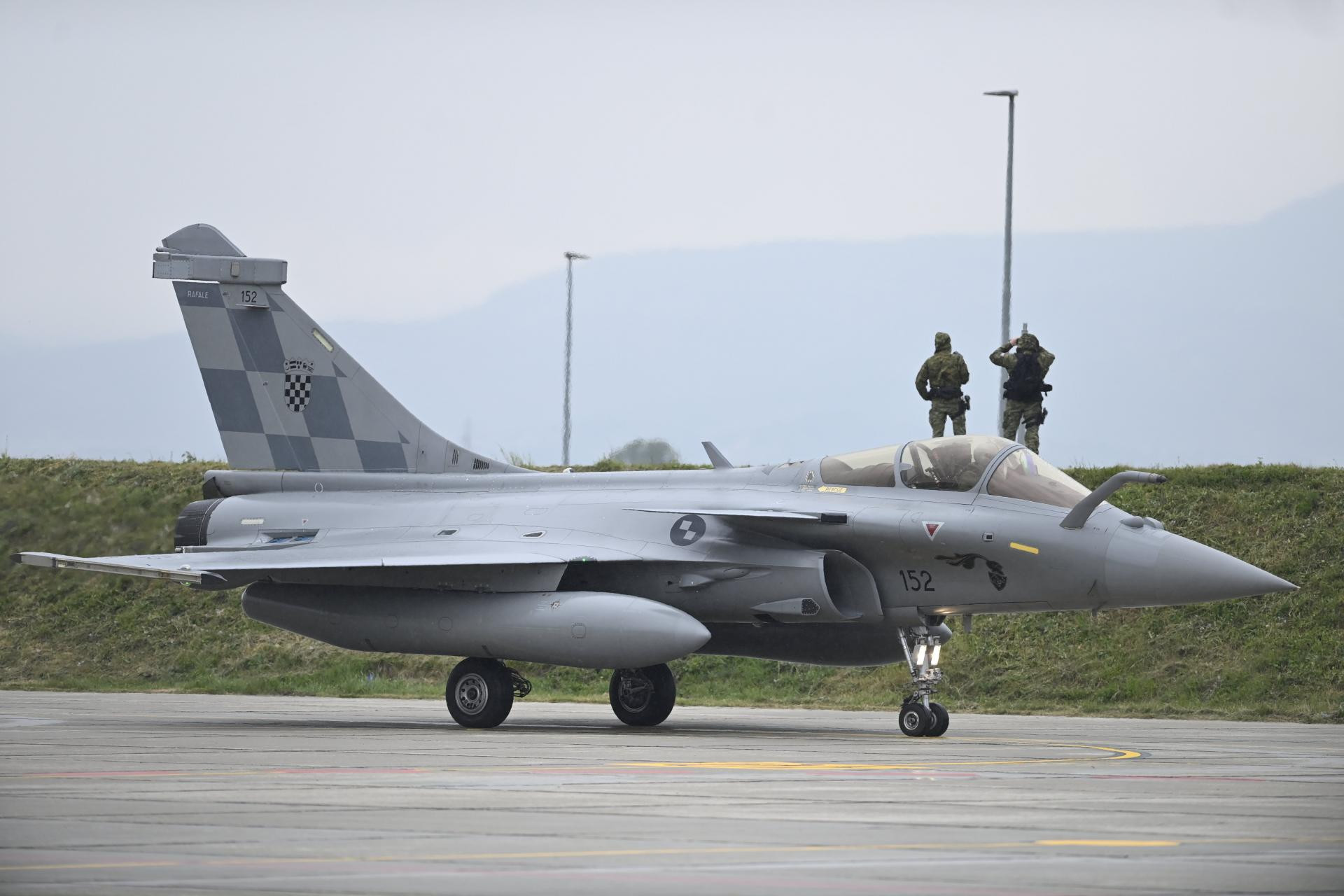 Përplasje mes dy avionëve luftarak në Francë, humbin dy pilotë