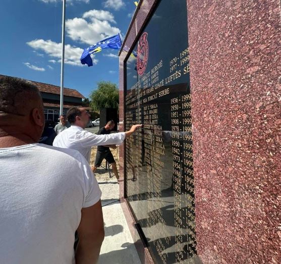 Burojë e Skenderajt, zbulohet lapidari përkujtimor në nderim të rënëve të luftës