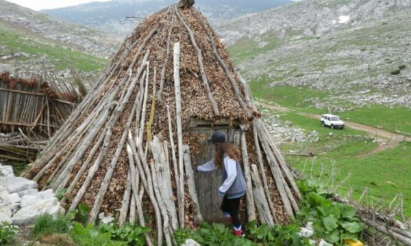 Arkitektja hedh dritë mbi kasollet e harruara malore të Kosovës