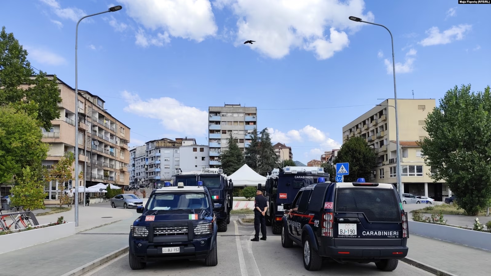 KFOR-i thotë se trupat shtesë mbi urën e Ibrit janë pjesë e “operacioneve rutinore”