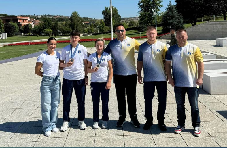 “Me përulje para dëshmorëve e martirëve të Kombit”, fitueset e medaljeve olimpike bëjnë homazhe në Prekaz