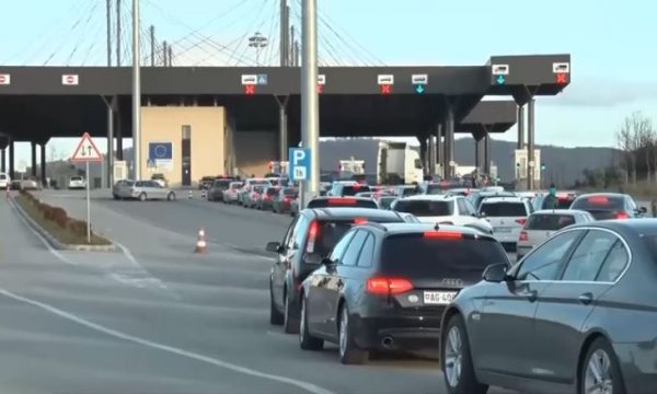 Pritjet për të dalë nga Kosova te Dheu i Bardhë e në Merdarë deri në 2 orë, kolona 1.2 kilometra