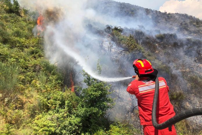 Shtatë vatra të zjarrit në Shqipëri ende aktive