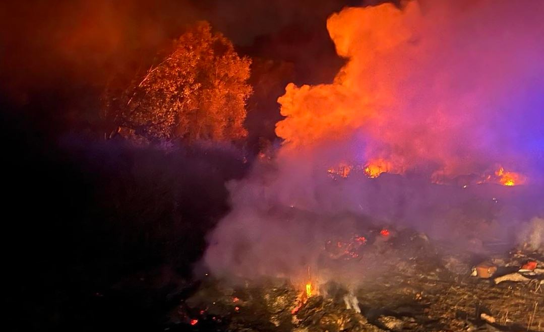 Zjarr në Suharekë, zjarrfikësit po përballen me telashe