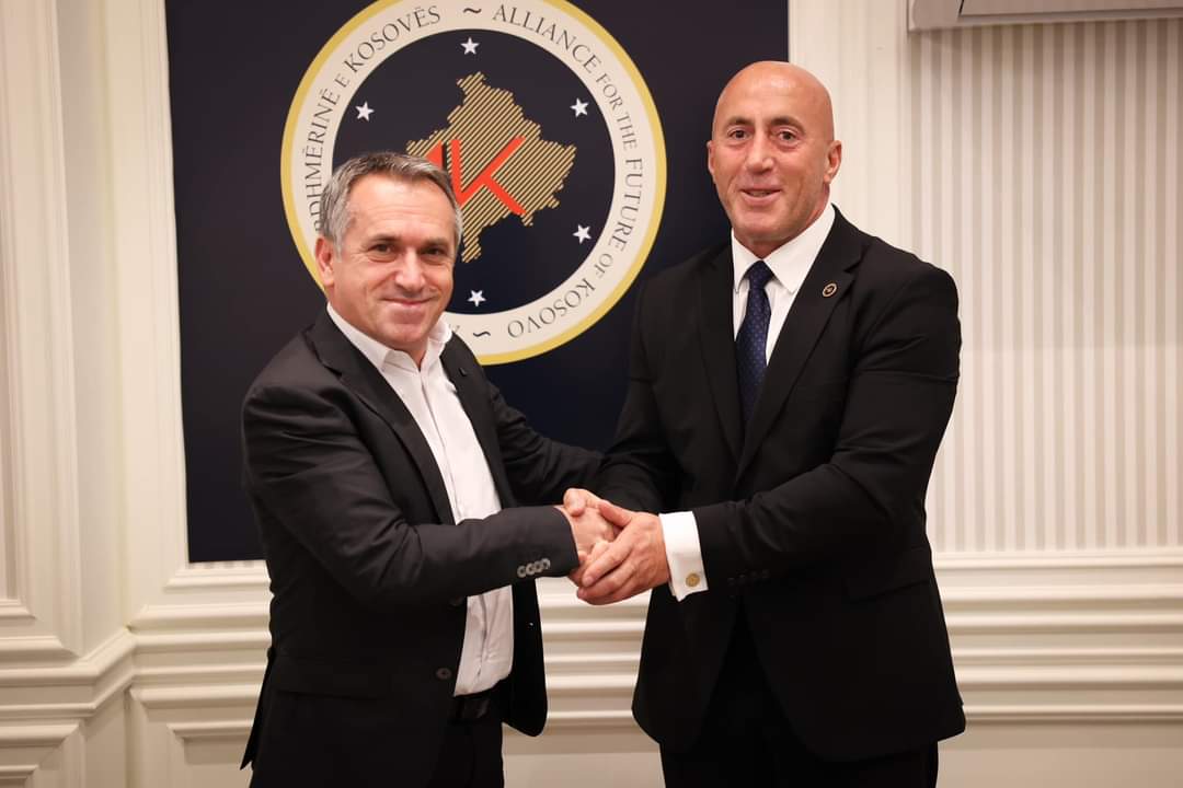 Haradinaj prezanton aderimin më të ri në parti