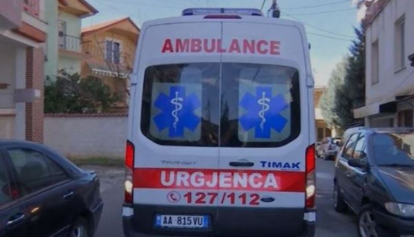 Aksident i “çuditshëm” në Tiranë, ambulanca përplaset me një motoçikletë