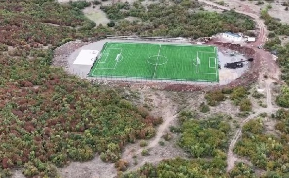 Presidenti Ademi njofton se një tjetër fushë futbolli finalizohet në kohë rekord (video)