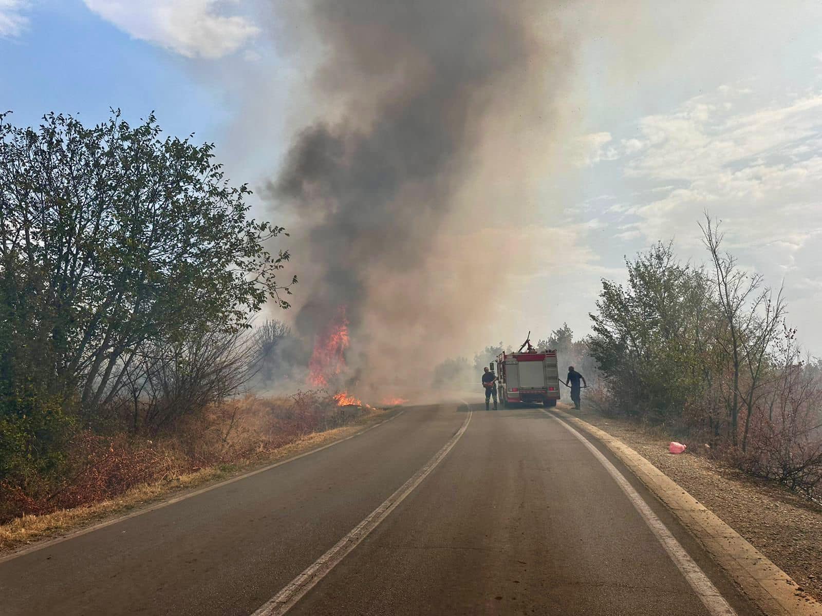 Zona midis fshatrave Zoqisht dhe Hoçë e Madhe përfshihet nga zjarret