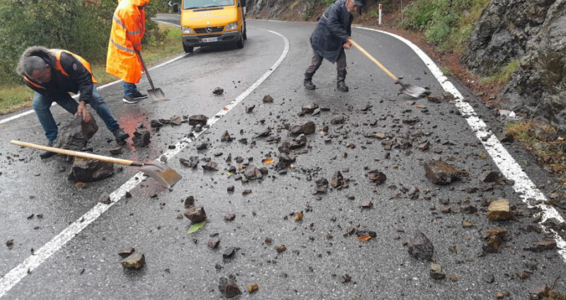 Rrëshqitje dheu pas reshjeve në Shqipëri, bllokohen përkohësisht disa rrugë