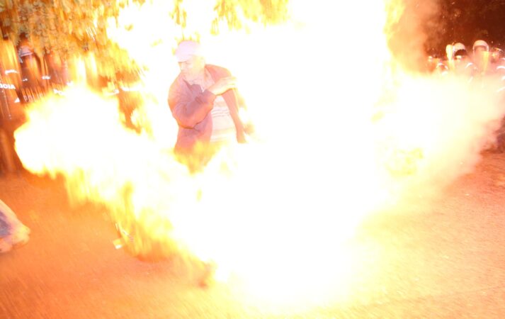 Tiranë, pamje tronditëse, ja si është djegur protestuesi nga molotovët e hedhur në protestë