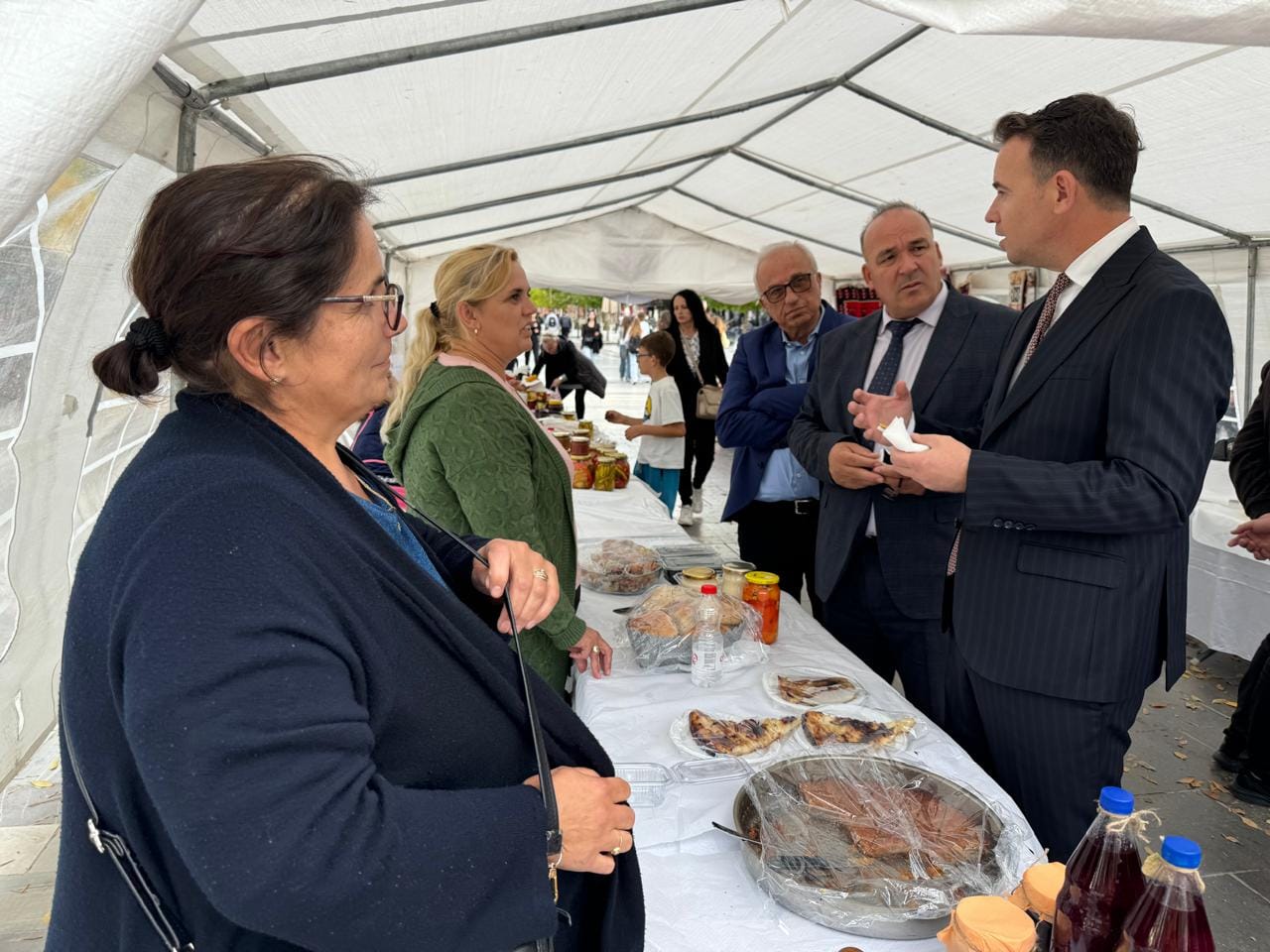 Ministri Peci merr pjesë në hapjen e panairit të produkteve tradicionale dhe artizanale në Podujevë