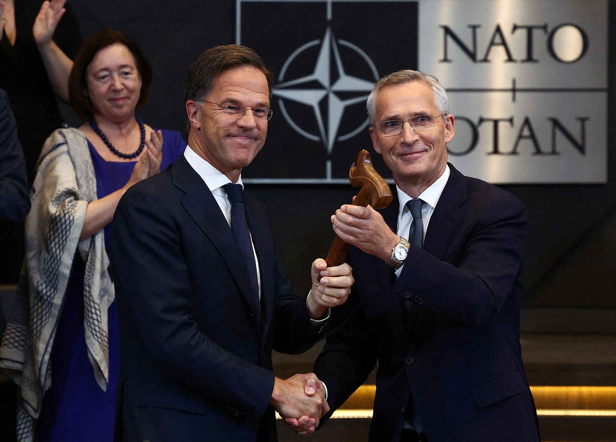 Rutte merr udhëheqjen e NATO-s, zotohet për mbështetje të fuqishme për Ukrainën