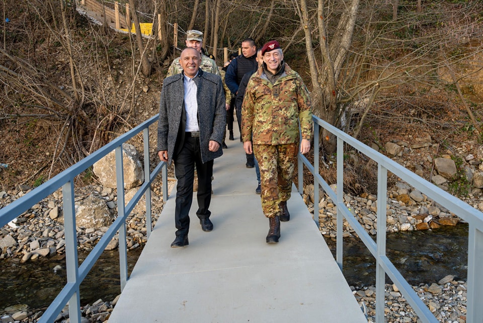 Hapet në Zubin Potok një urë për këmbësorë, e ndërtuar nga KFOR-i