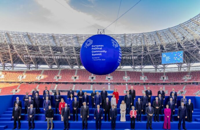 Foto familjare nga samiti i Budapestit/ 50 liderë europianë kërkojnë qëndrim më të fortë në fushën e mbrojtjes