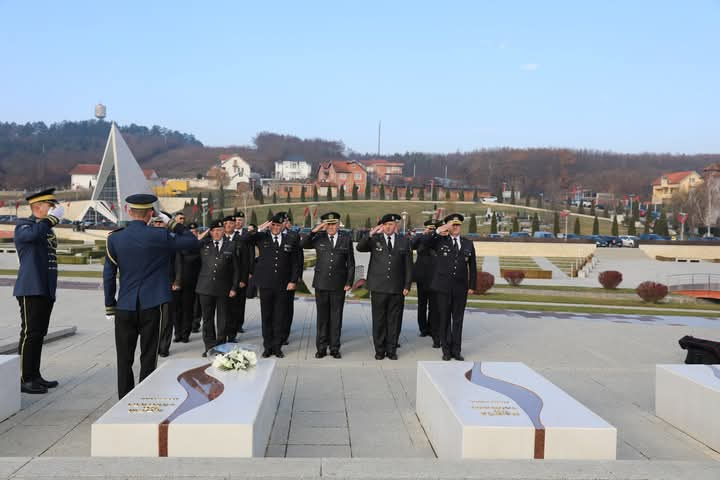 FSK bënë homazhe në kompleksin memorial në Prekaz