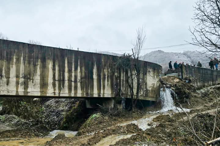 Autoritetet njoftojnë se uji i Ibër-Lepencit është i papijshëm, furnizimi me rrymë stabil