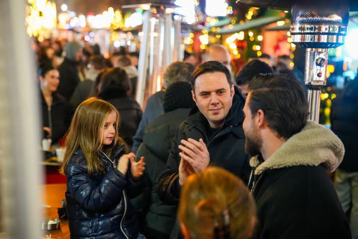 Abdixhiku poston foto nga sheshet e Prishtinës 