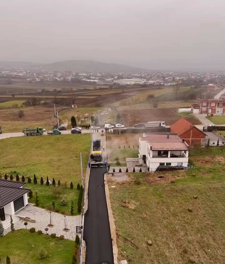 Asfaltohen 25 rrugica në fshatin Livoç dhe te qarkorja, Hyseni: premtimet tona po marrin formë