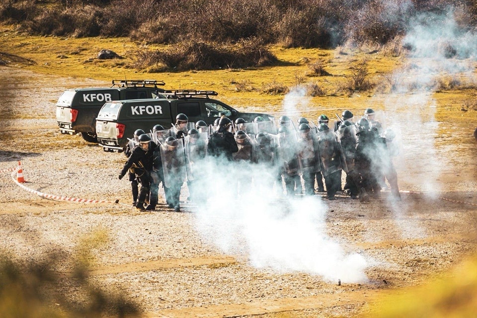 Ushtarët e KFOR-it kryejnë trajnime për kontrollin e trazirave të turmave në Kosovë