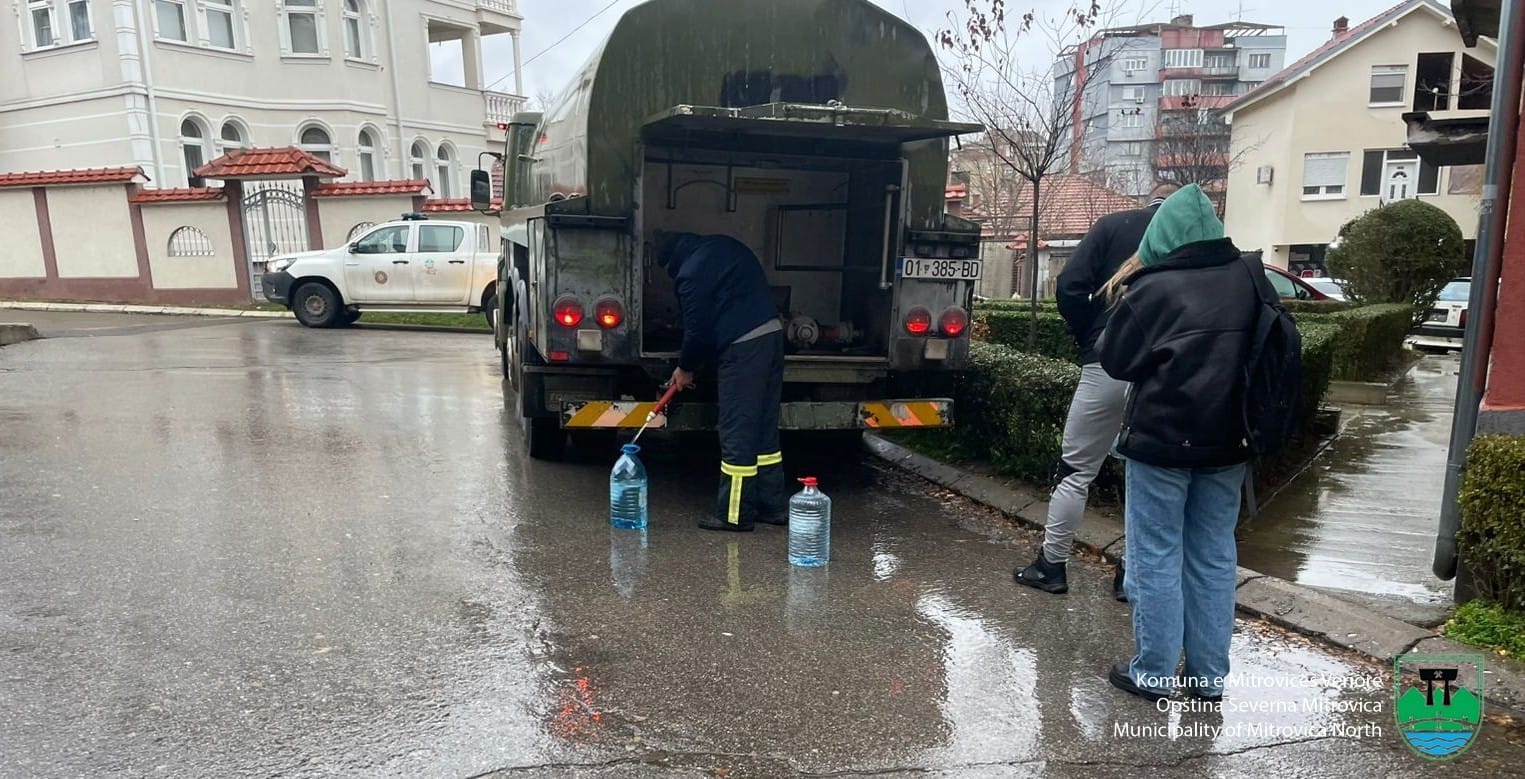 Shërbimi i ujit me cisterna vazhdon edhe sot në Mitrovicën e Veriut