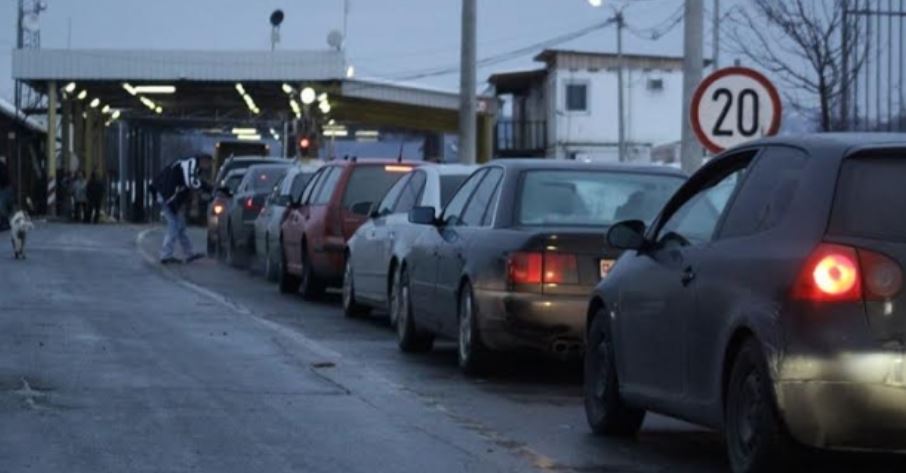 Mbi një orë pritje për të hyrë në Kosovë nga Dheu i Bardhë