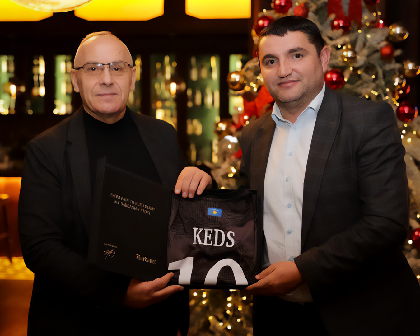 FFK-ja nderon KEDS-in, si sponsor i dalluar, me fanellën zyrtare të Kombëtares