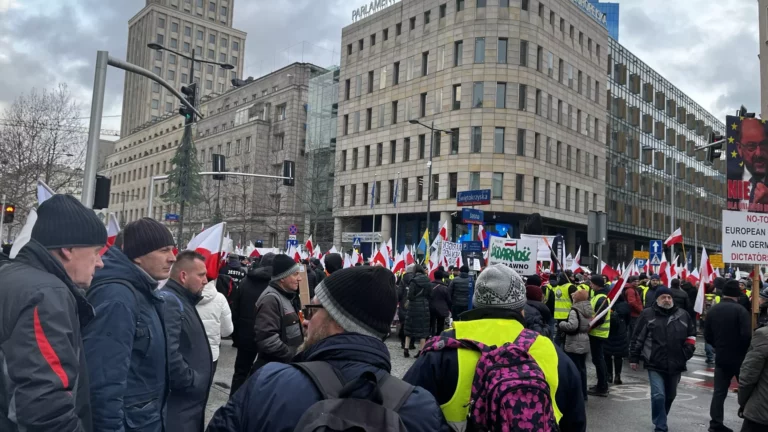 Polonia merr presidencën e Këshillit të BE, fermerët protestojnë në rrugët e Varshavës