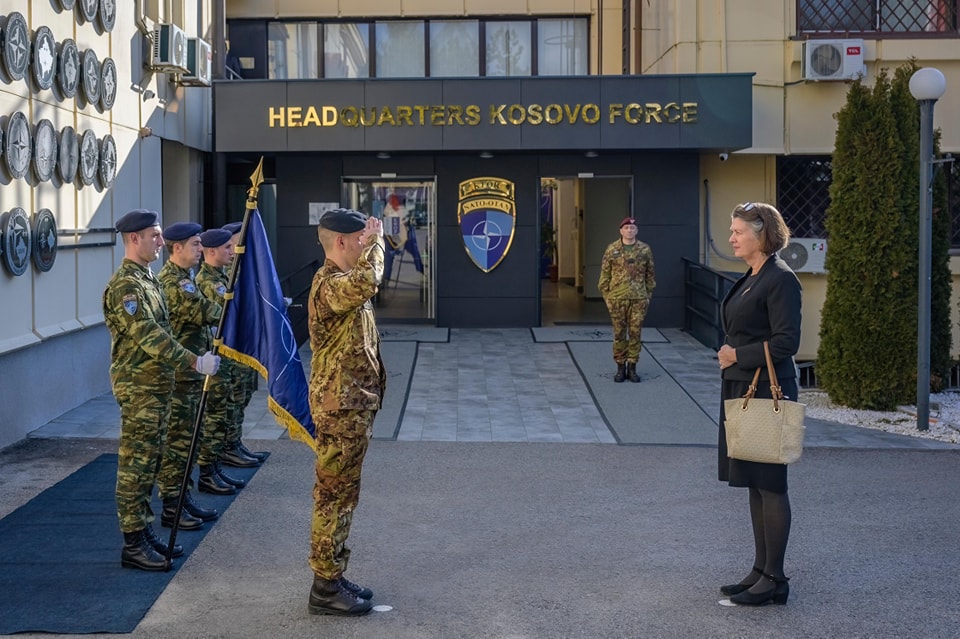 Komandanti i KFOR-it dhe ambasadorja holandeze flasin për sigurinë në Kosovë dhe dialogun