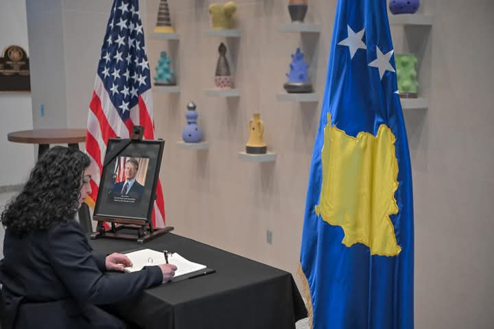 Presidentja Osmani u nënshkrua në Librin e Zisë për presidentin Carter