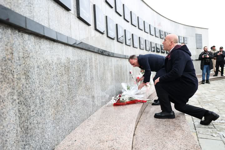 Haradinaj e Limaj në Reçak nderojnë të rënët