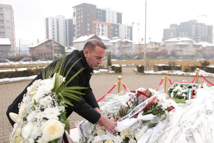 Daut Haradinaj bën homazhe te varri i Rugovës