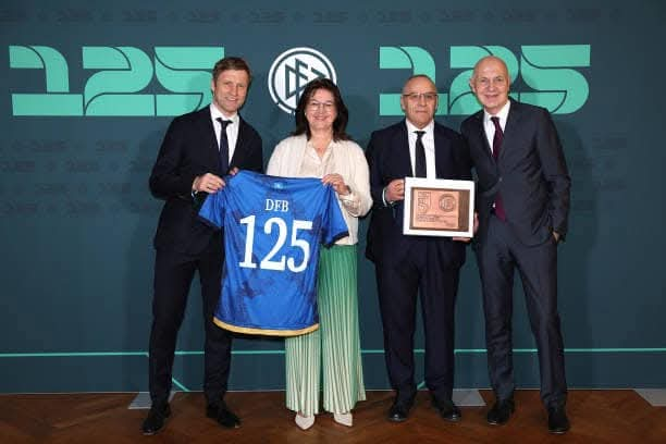 Presidenti i FFK-së, pjesë e festës Gala të Federatës Gjermane të Futbollit, e uron Neuendorfin