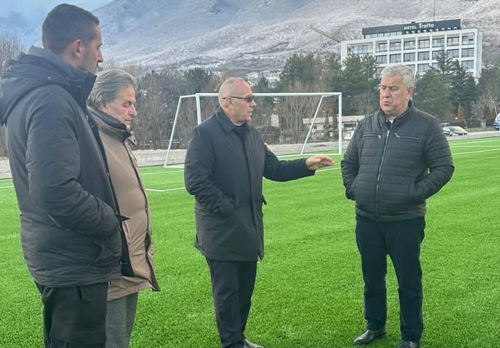 Presidenti Ademi viziton Istogun, sheh nga afër fushën e re të futbollit