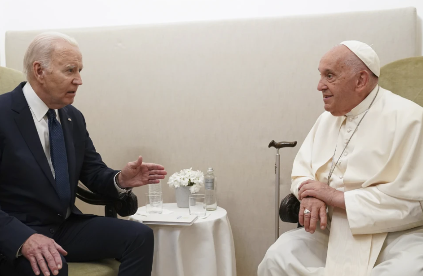 Bideni nderon Papa Françeskun me Medaljen Presidenciale të Lirisë