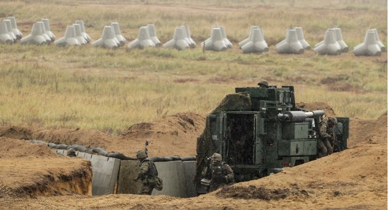 Polonia po përgatitet të ndërtojë bunkerë dhe llogore përgjatë kufijve të saj me Rusinë dhe Bjellorusinë