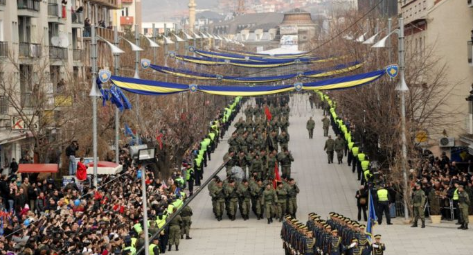 FSK dhe Policia e Kosovës parakalojnë sot në nder të 17-vjetorit të Pavarësisë