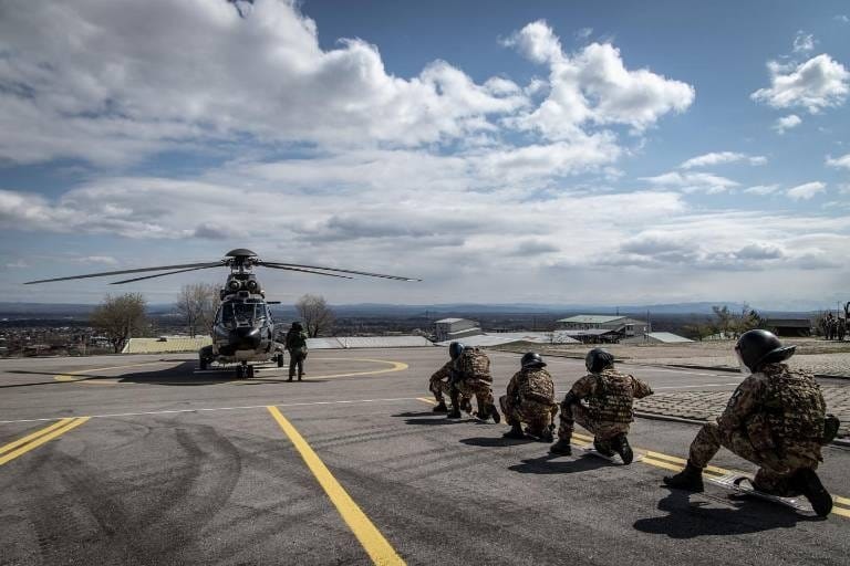 Ushtarë italianë, bullgarë dhe maqedonas të KFOR-it stërviten për përdorimin e helikopterit në situata trazirash