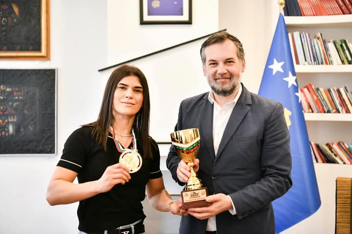 Çeku pret në takim boksieren Donjeta Sadiku, e cila na solli medalje të artë nga Sofje