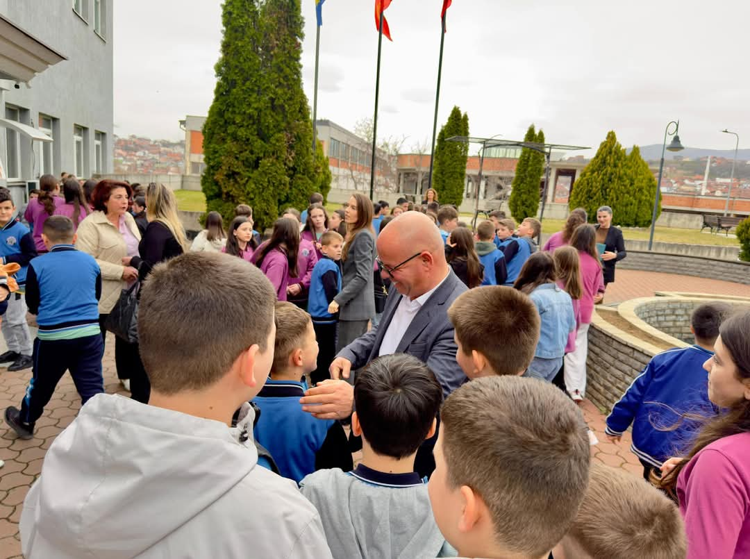 Kryetari i Rahovecit pret në takim nxënësit e klasave të pesta të ShFMU “Isa Boletini”