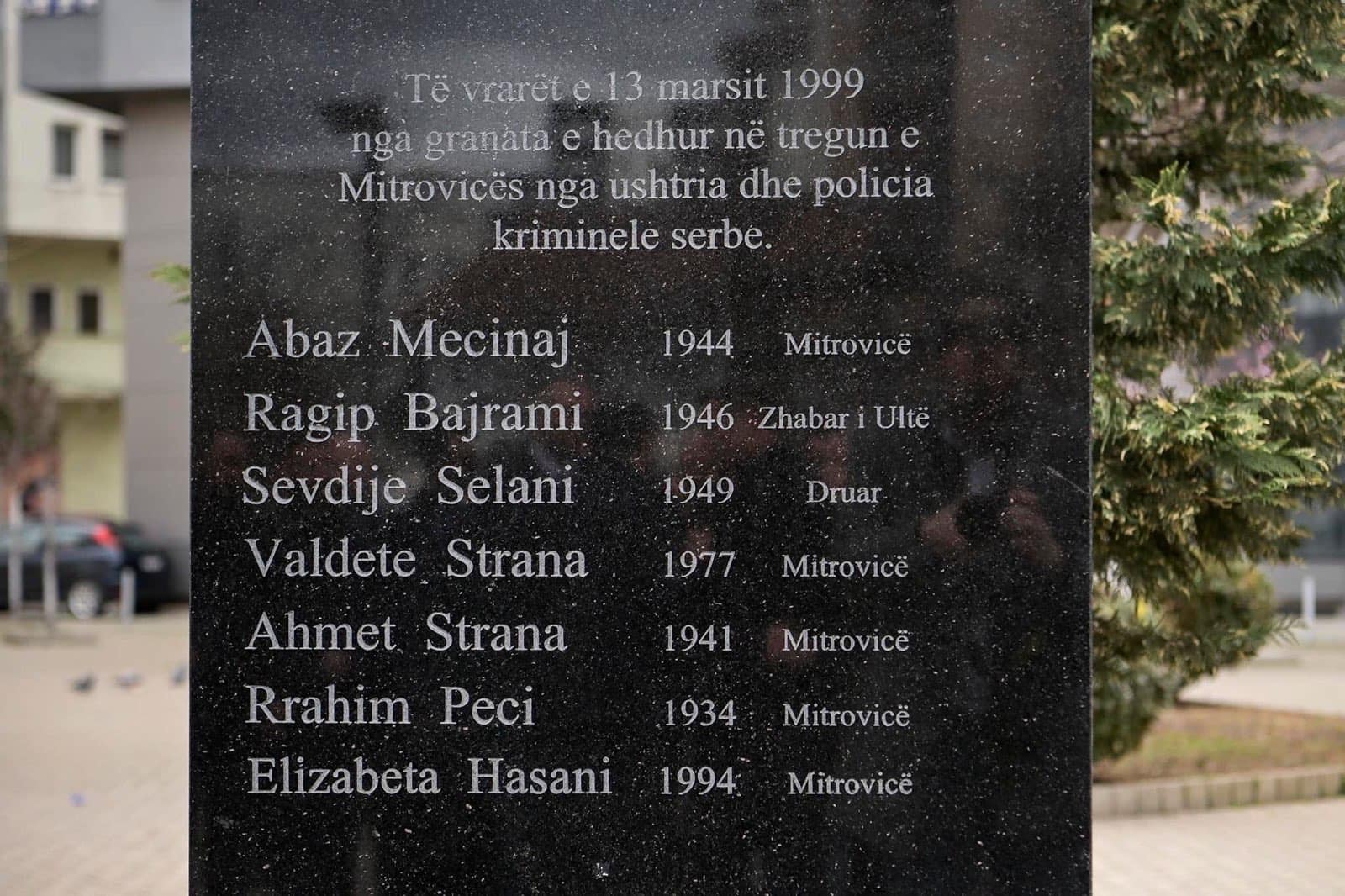 Kurti përkujton masakrën e Tregut të Gjelbër në Mitrovicë Kurti përkujton masakrën e Tregut të Gjelbër në Mitrovicë