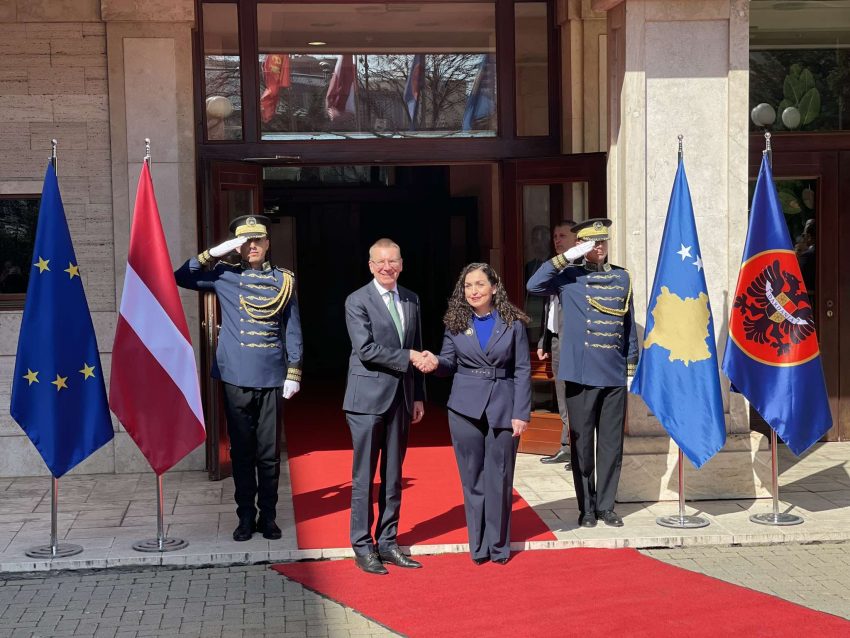 Osmani takohet me homologun letonez, e pret me ceremoni shtetërore