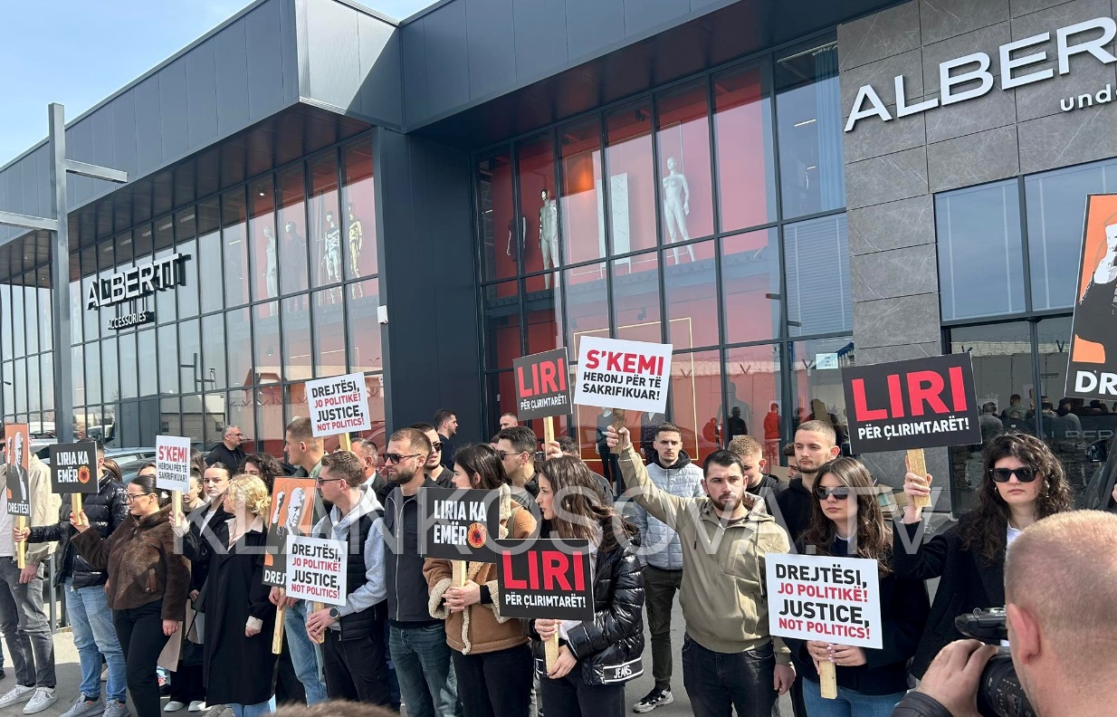 Të rinjtë e PDK-së protestojnë para selisë së Eulex-it: Liri për çlirimtarët