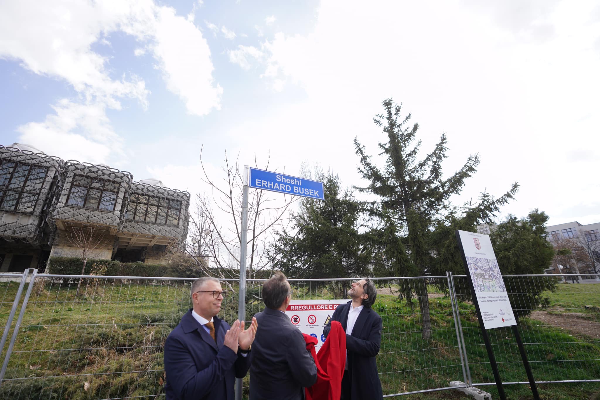 Inaugurohet sheshi ‘Erhard Busek’ në Prishtinë