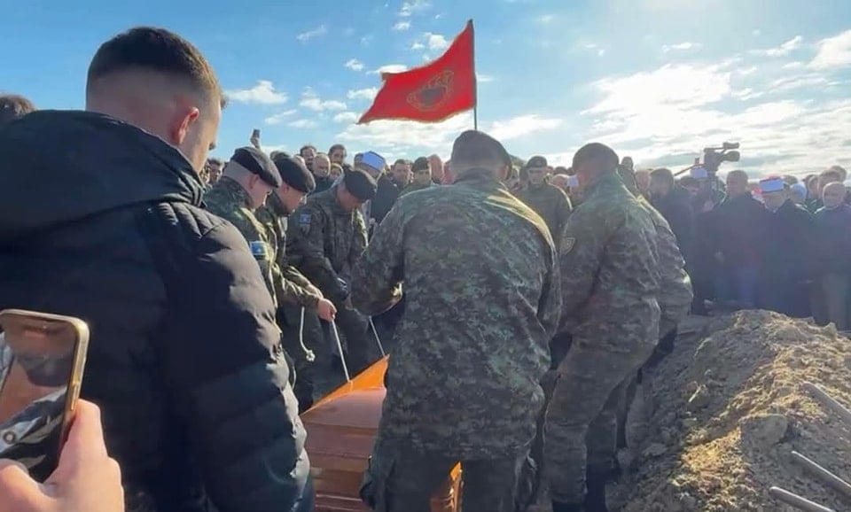 Mijëra qytetarë i japin lamtumirën e fundit babait të Hashim Thaçit, Haxhi Thaçit