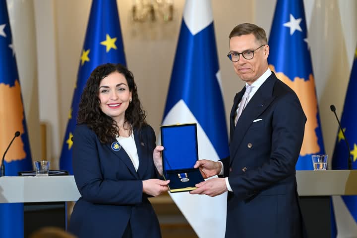 Osmani nderon Forcat e Armatosura të Finlandës me Medaljen Presidenciale Ushtarake Osmani nderon Forcat e Armatosura të Finlandës me Medaljen Presidenciale Ushtarake