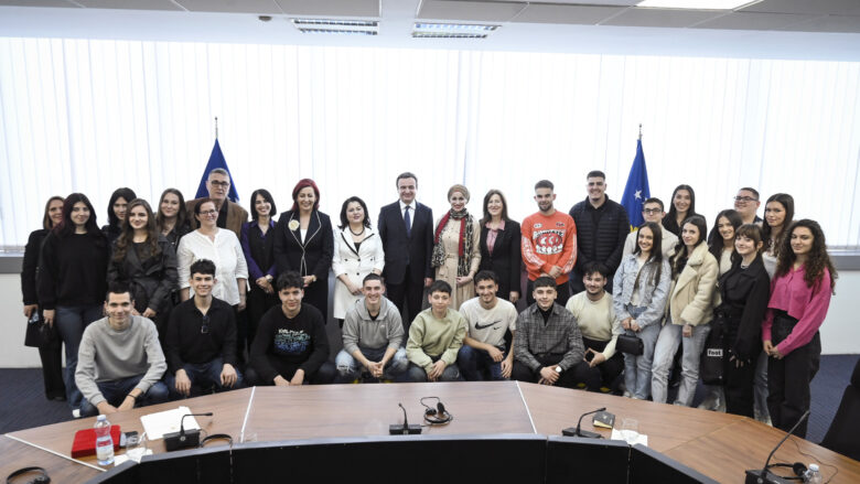 Kurti mirëpriti një grup nxënësish nga Bosnje dhe Hercegovina Kurti mirëpriti një grup nxënësish nga Bosnje dhe Hercegovina