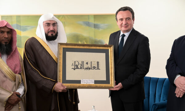 Kurti pret në takim imamin e Qabesë: Kosova mirënjohëse për mbështetjen e Arabisë Saudite Kurti pret në takim imamin e Qabesë: Kosova mirënjohëse për mbështetjen e Arabisë Saudite