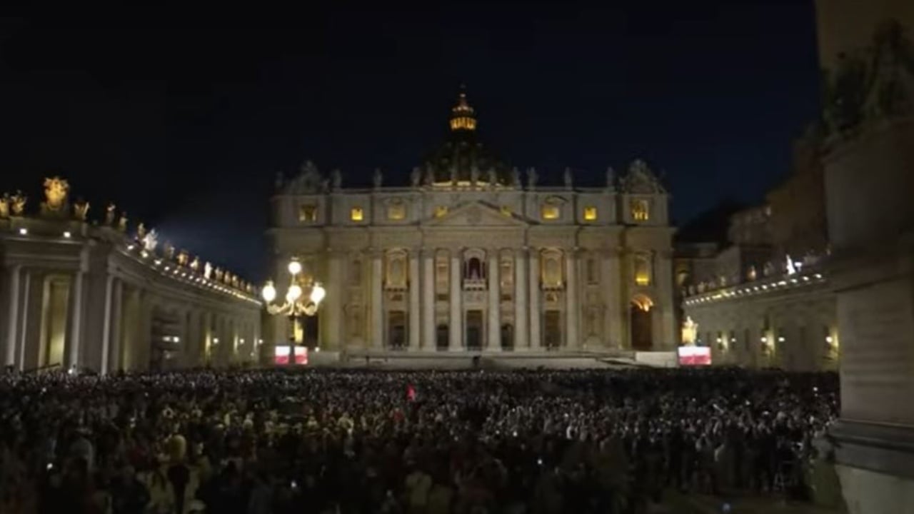 Tym i zi nga oxhaku i Kapelës Sistine, dështon zgjedhja e Papës në votimin e Parë Tym i zi nga oxhaku i Kapelës Sistine, dështon zgjedhja e Papës në votimin e Parë