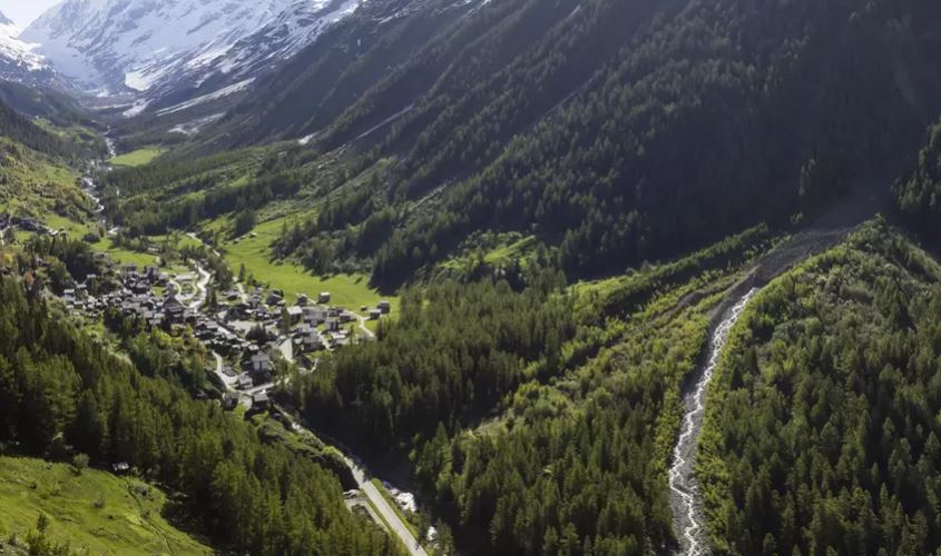Mali rrezikon të shembet mbi fshatin zviceran Mali rrezikon të shembet mbi fshatin zviceran